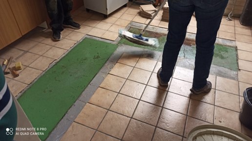 Die Theke ist weg, die Fliesen darunter aber auch bzw. waren nie dort.