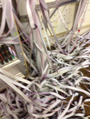 Zustand an der Zentrale 2019 zeigt einen großen Kabelsalat